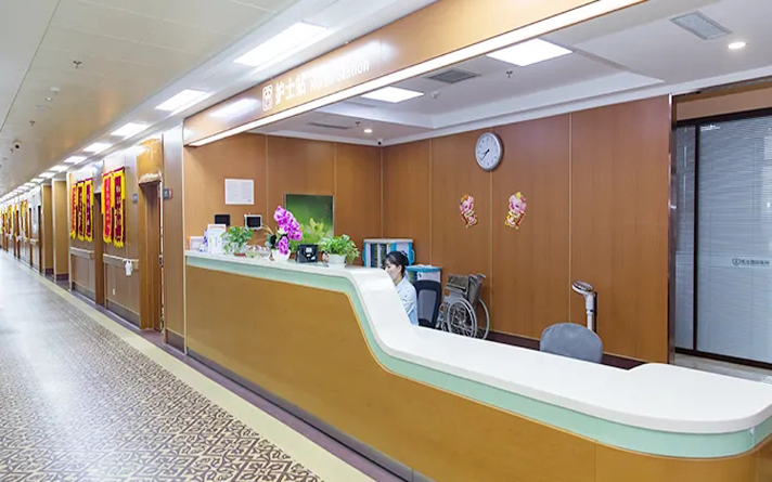 烤漆門和醫(yī)院科室免漆門的區(qū)別，哪種門適合工薪家庭